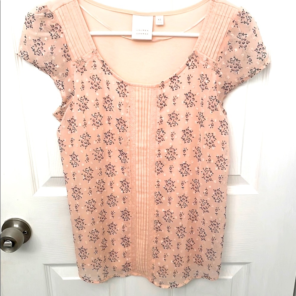 Lauren Conrad sweet detailed stretch top in perfect condition - Picture 2 of 4
